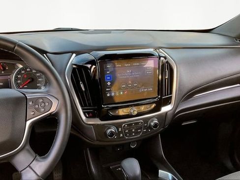 Used 2023 Chevrolet Traverse LT image 9