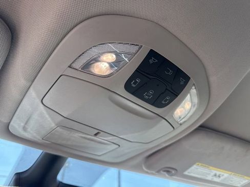 Used 2023 Chrysler Pacifica Touring-L FWD image 32