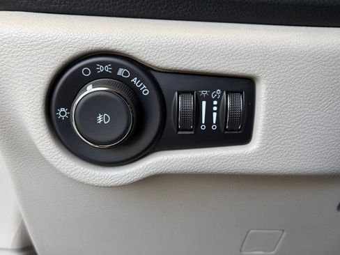 Used 2024 Chrysler Pacifica Limited FWD image 28