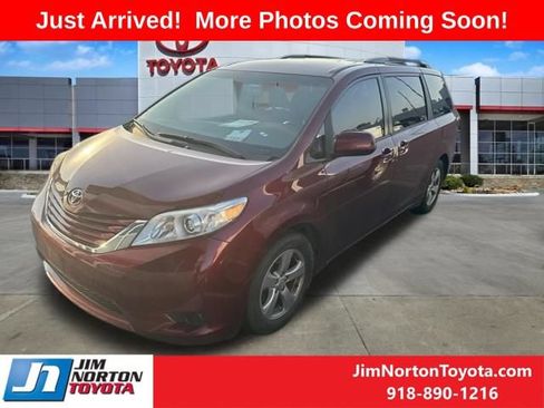 Used 2017 Toyota Sienna LE FWD image 2