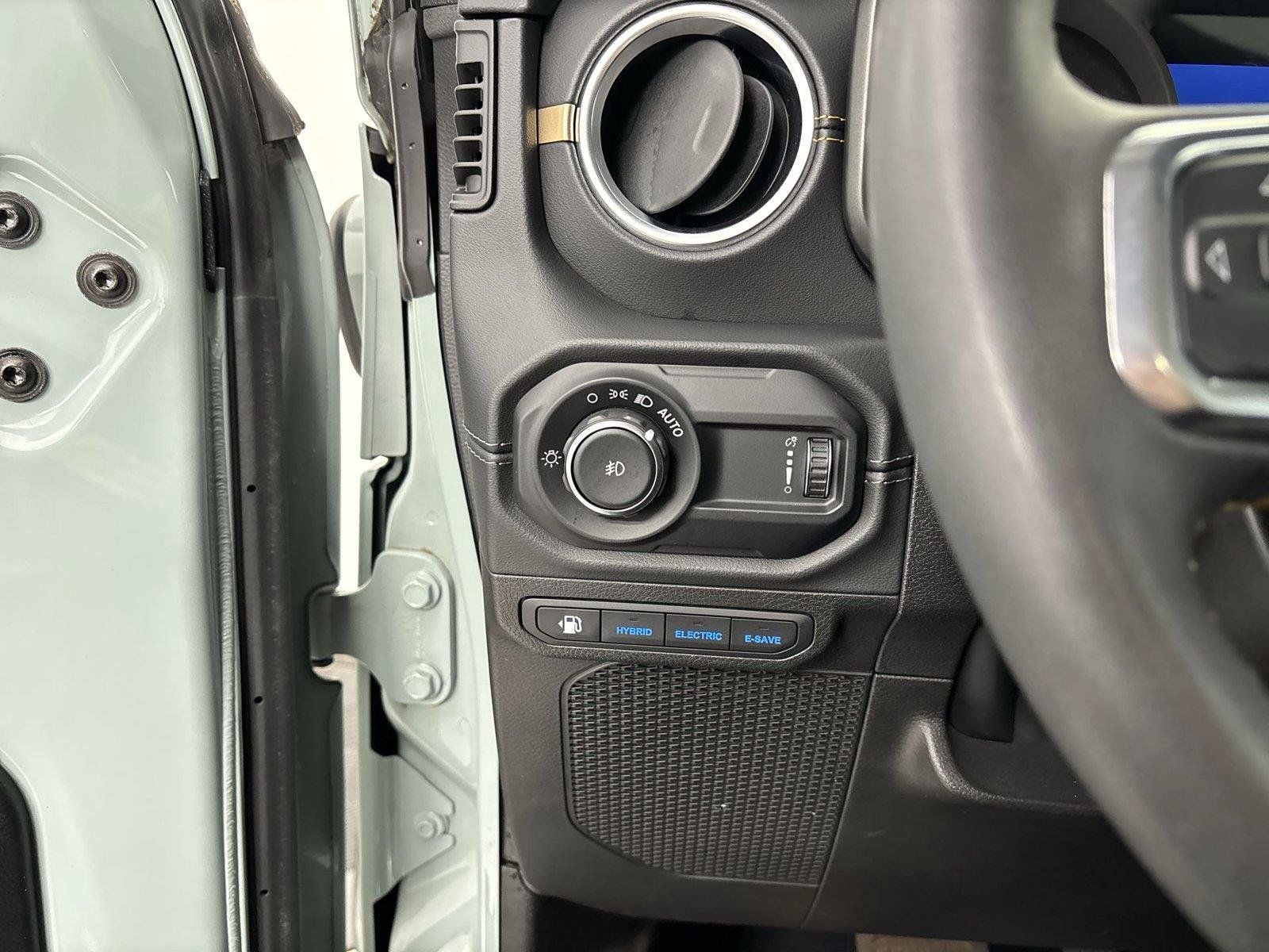Used 2024 Jeep Wrangler Unlimited Sahara AWD/4WD image 31