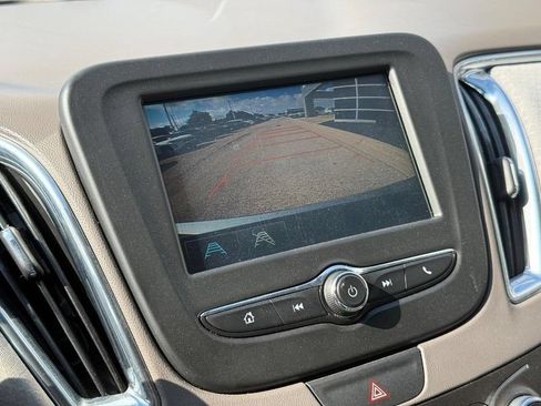 Used 2017 Chevrolet Malibu LT FWD image 24