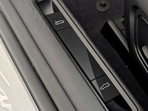 Certified 2025 Porsche 911 Carrera RWD image 28
