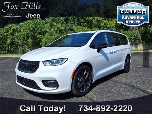 Used 2025 Chrysler Pacifica Limited image 3