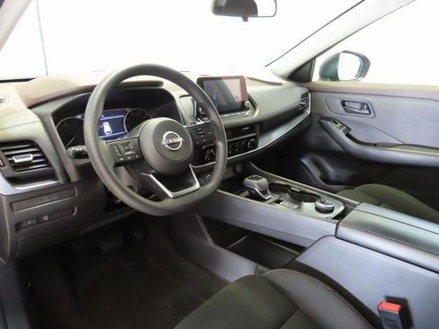 Used 2023 Nissan Rogue S image 4