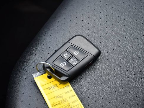 Used 2021 Volkswagen Atlas Cross Sport SE w/ V6 Towing Package FWD image 21