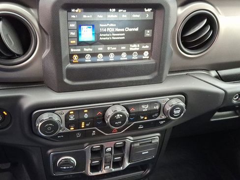 Used 2021 Jeep Gladiator Willys image 18