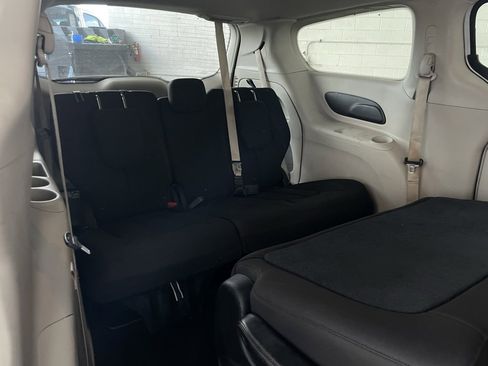 Used 2018 Chrysler Pacifica L image 20