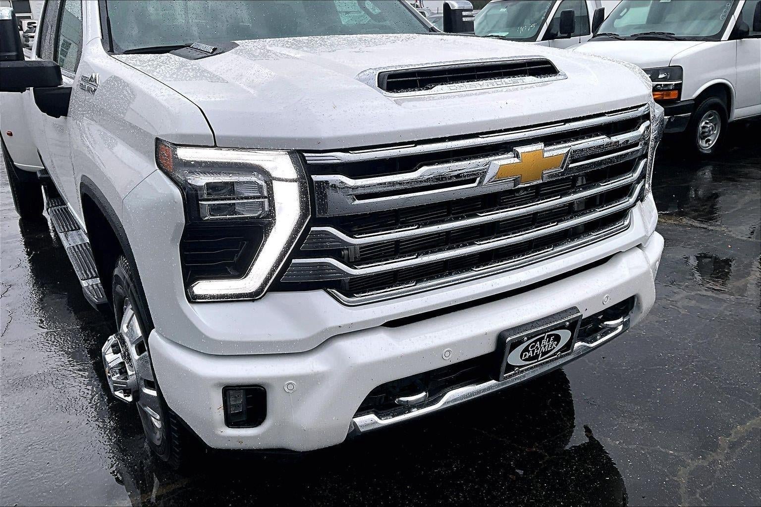 Used 2025 Chevrolet Silverado 3500 High Country w/ High Country Premium Package AWD/4WD image 3