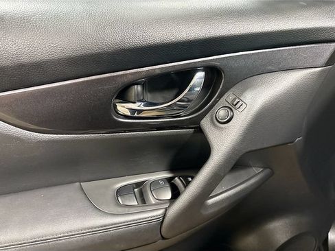 Used 2018 Nissan Rogue SV AWD/4WD image 19