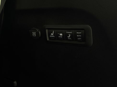 Used 2019 Chrysler Pacifica Limited w/ Tire & Wheel Group FWD image 10