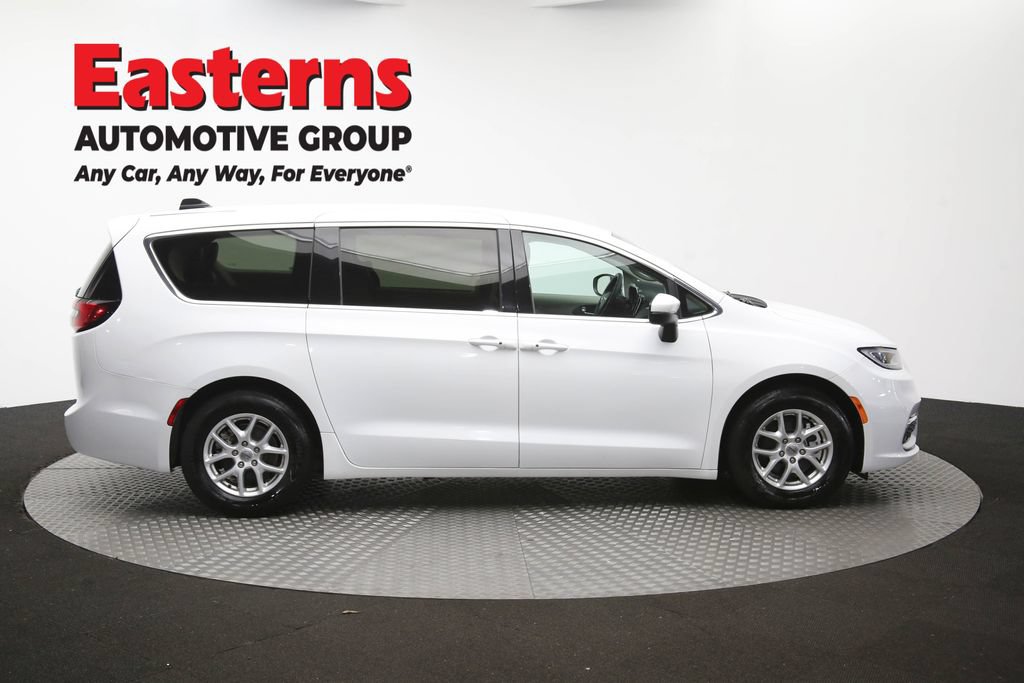Used 2023 Chrysler Pacifica Touring-L FWD image 47