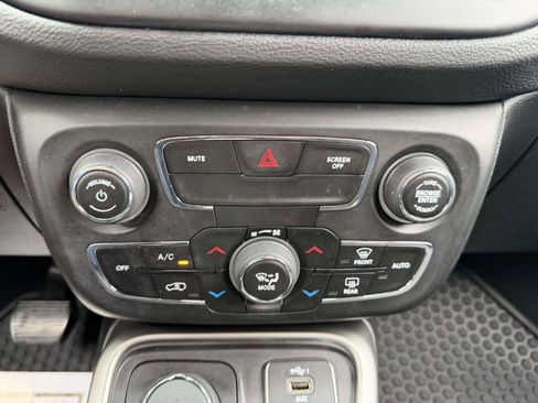 Used 2020 Jeep Compass Latitude w/ Popular Equipment Group AWD/4WD image 22