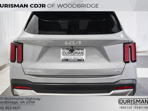 Used 2025 Kia Sorento S w/ Panoramic Sunroof Package image 6