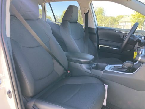 Certified 2025 Toyota RAV4 LE image 28