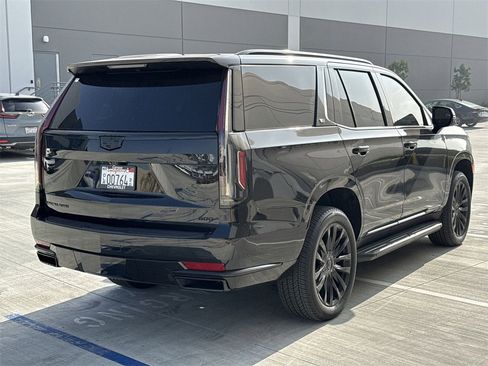 Used 2024 Cadillac Escalade Premium Luxury image 3