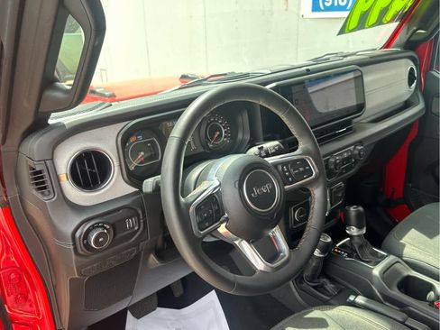 Used 2024 Jeep Wrangler Sahara image 27