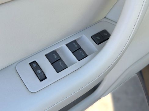 Used 2010 Lincoln MKS 4dr Sdn 3.7L FWD image 25