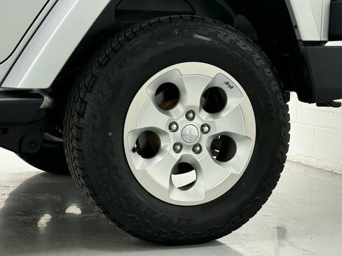 Used 2011 Jeep Wrangler Unlimited Sahara image 33