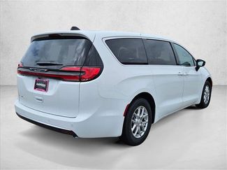 New 2027 Chrysler Pacifica Select FWD video 2