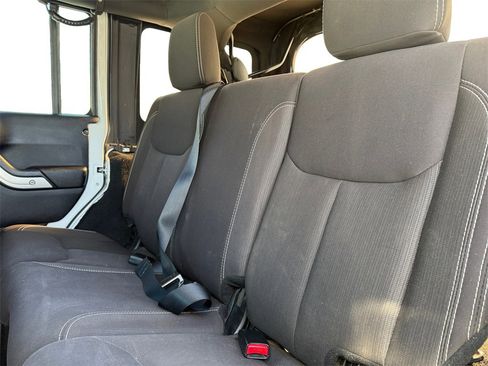 Used 2015 Jeep Wrangler Unlimited Rubicon w/ Connectivity Group image 14