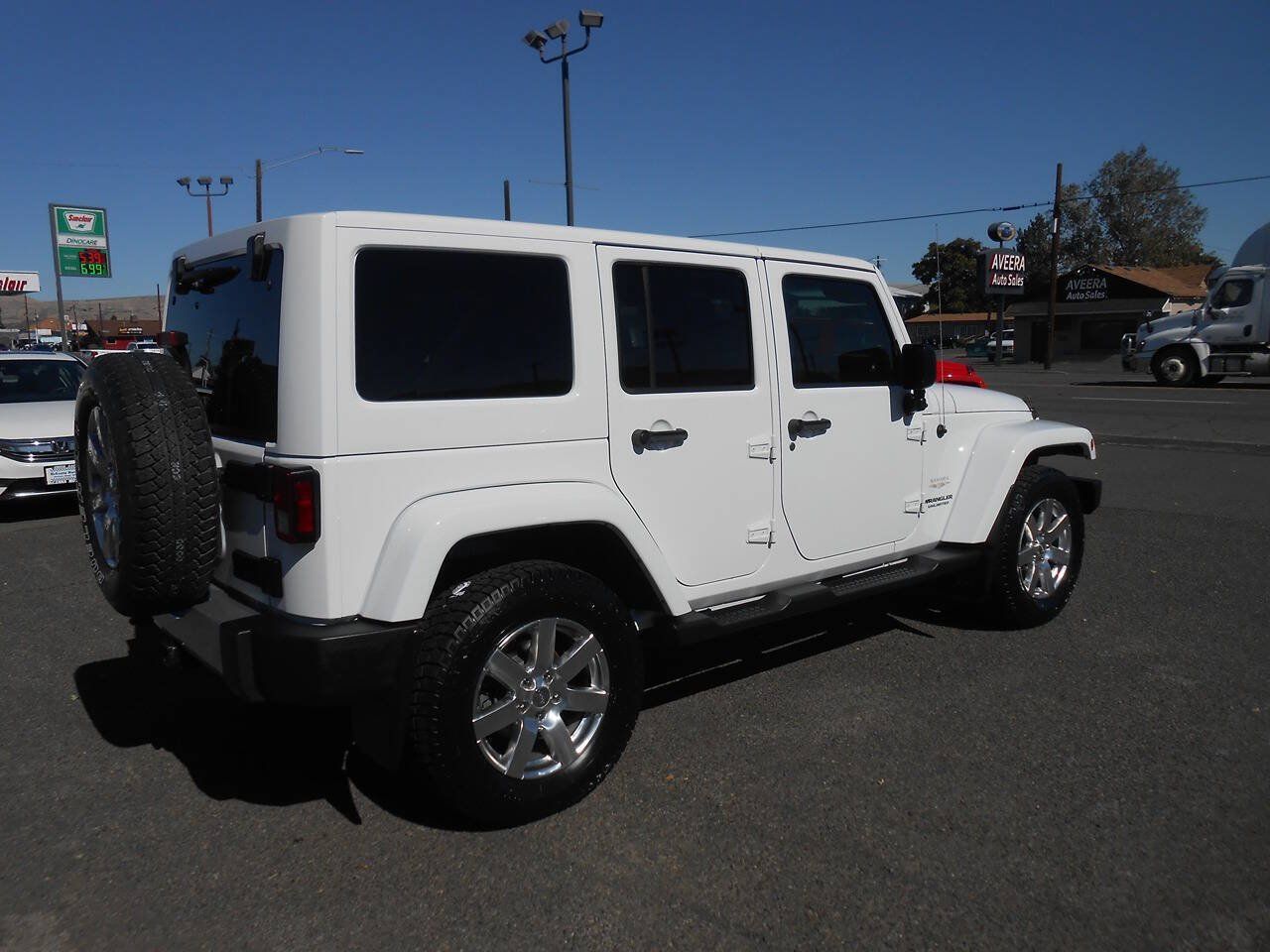 Used 2012 Jeep Wrangler Unlimited Sahara w/ Dual Top Group AWD/4WD image 9