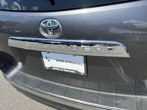 Used 2011 Toyota Highlander Limited w/ Tow Pkg AWD/4WD image 15