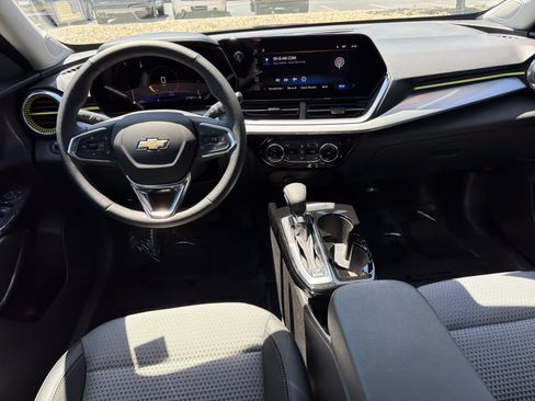 Used 2024 Chevrolet Trax LT w/ LT Convenience Package FWD image 22