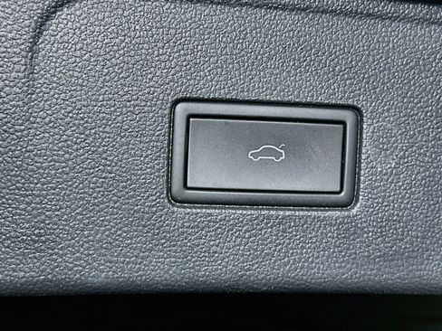 Used 2025 Volkswagen Atlas SE FWD image 30