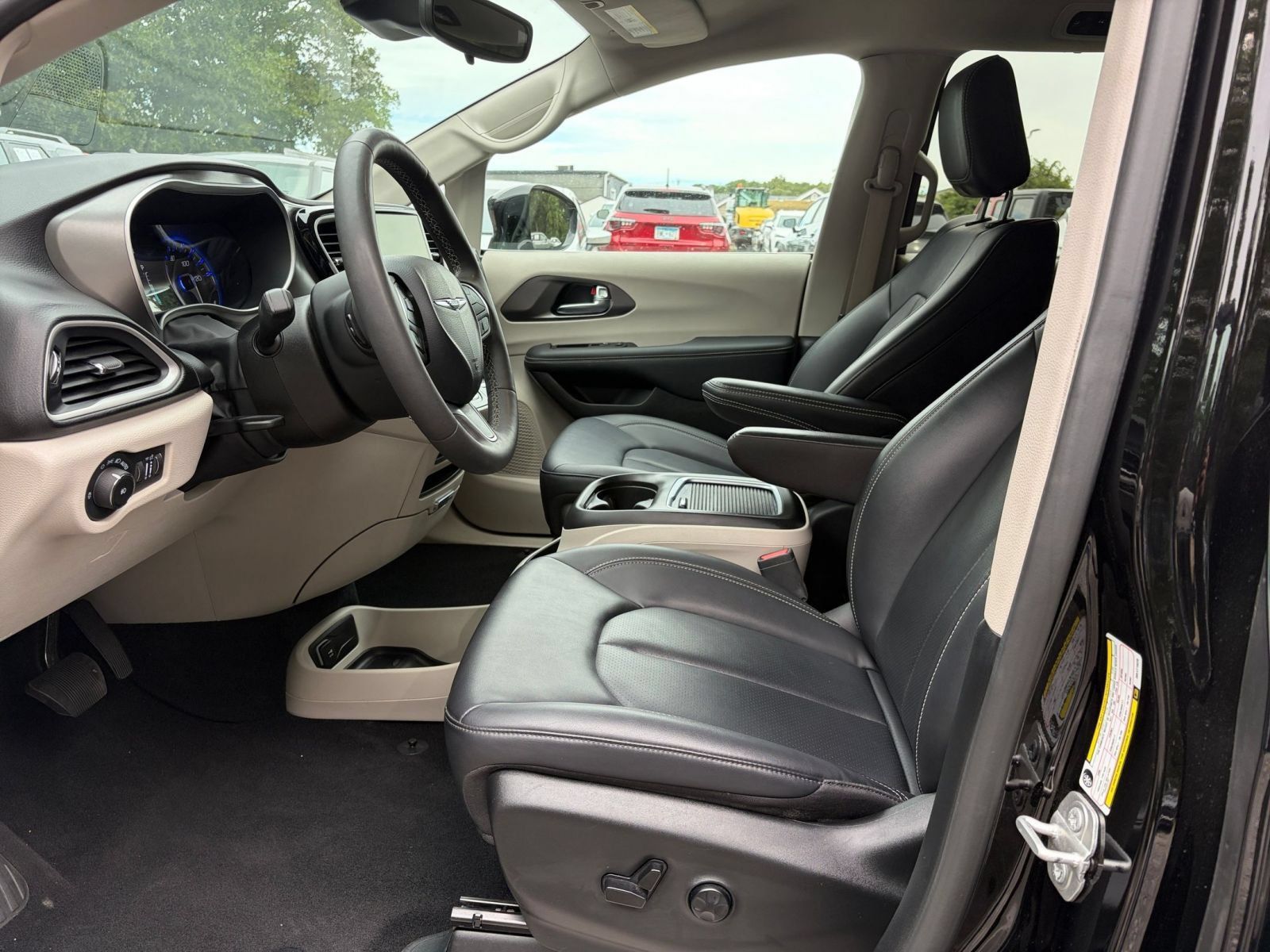 Used 2024 Chrysler Pacifica Touring-L FWD image 27