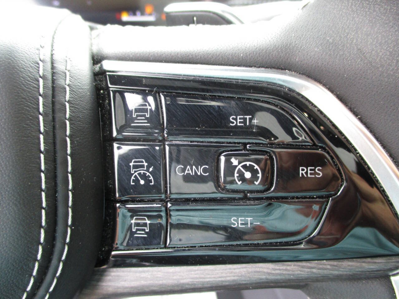 Used 2023 Jeep Grand Cherokee Overland AWD/4WD image 18