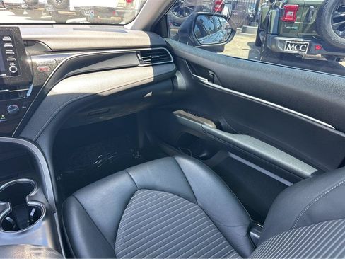 Used 2022 Toyota Camry SE w/ Convenience Package FWD image 18