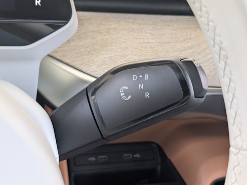 Used 2025 Volkswagen ID. Buzz 1st Edition RWD image 35
