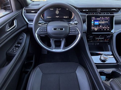 New 2025 Jeep Grand Cherokee L Altitude image 11