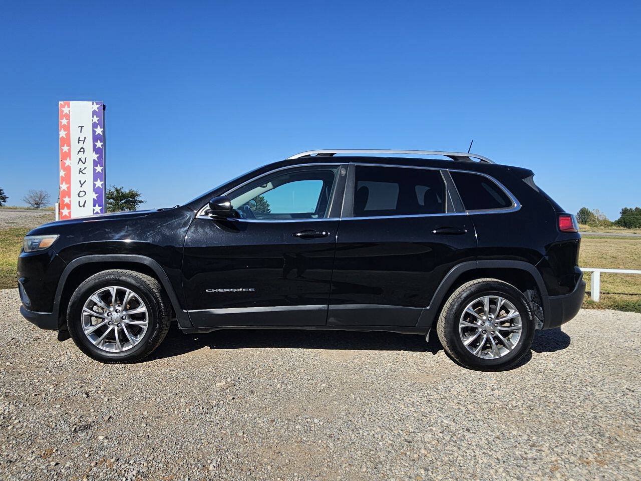 Used 2019 Jeep Cherokee Latitude Plus w/ Comfort/Convenience Group FWD image 2