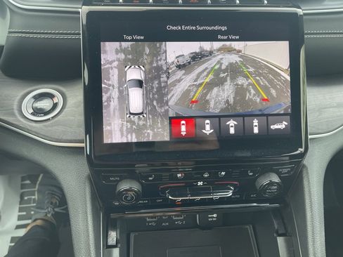 Used 2024 Jeep Grand Cherokee Limited w/ Luxury Tech Group II image 33