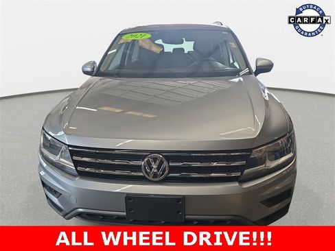 Used 2021 Volkswagen Tiguan SE w/ Panoramic Sunroof Package image 2