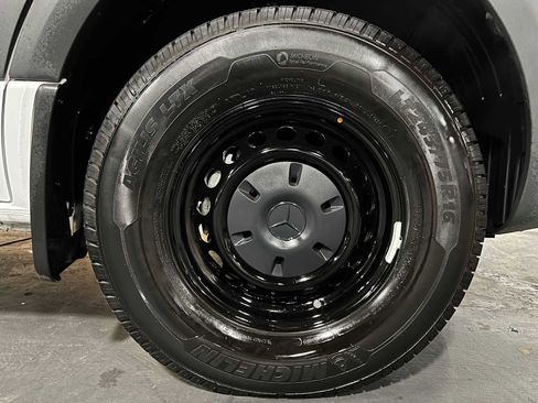 Used 2025 Mercedes-Benz Sprinter 2500 image 9