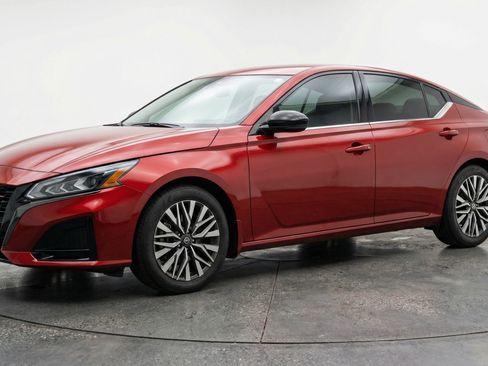 Used 2025 Nissan Altima 2.5 SV image 3