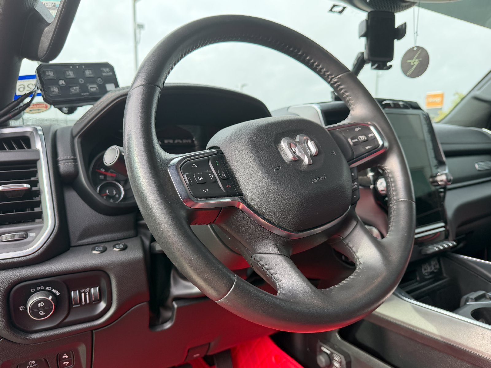 Used 2024 RAM 1500 Laramie AWD/4WD image 10