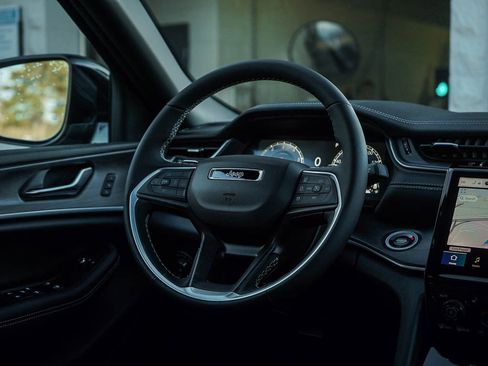 New 2025 Jeep Grand Cherokee Limited w/ Trailer Tow Package image 16