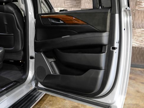 Used 2019 Cadillac Escalade ESV Luxury AWD/4WD image 41