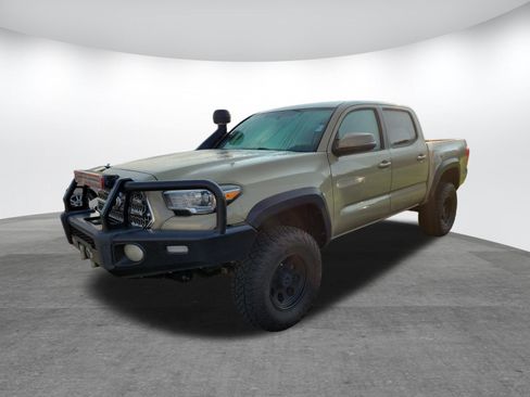 Used 2017 Toyota Tacoma TRD Off-Road w/ Tow Package (A/T) AWD/4WD image 3