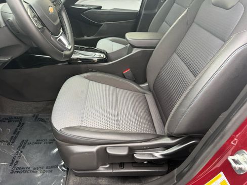 Used 2025 Chevrolet Trax LT w/ LT Convenience Package image 4