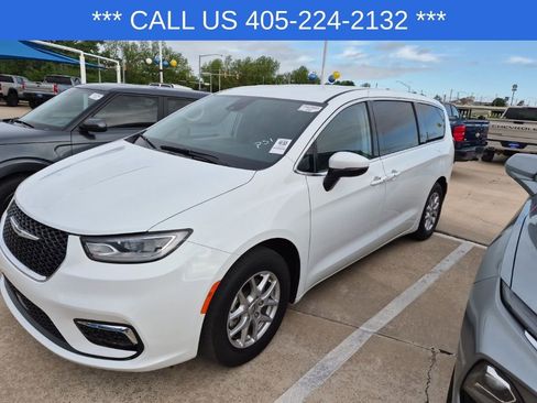 Used 2023 Chrysler Pacifica Touring-L image 2