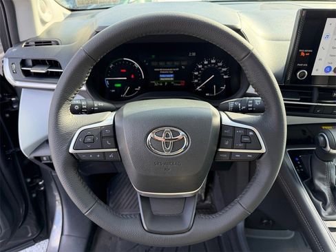 Used 2025 Toyota Sienna XLE w/ XLE Plus Package image 15