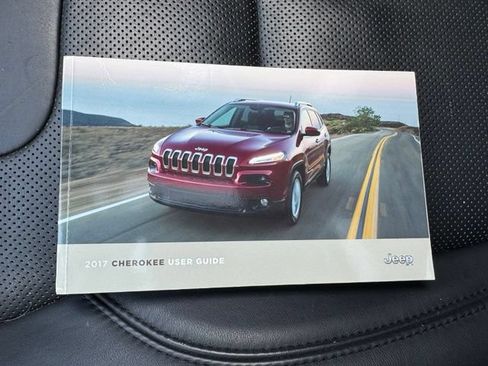 Used 2017 Jeep Cherokee Overland w/ Technology Group FWD image 22