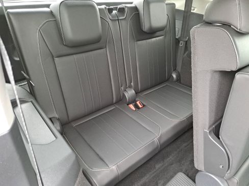 Used 2024 Volkswagen Tiguan SE image 12