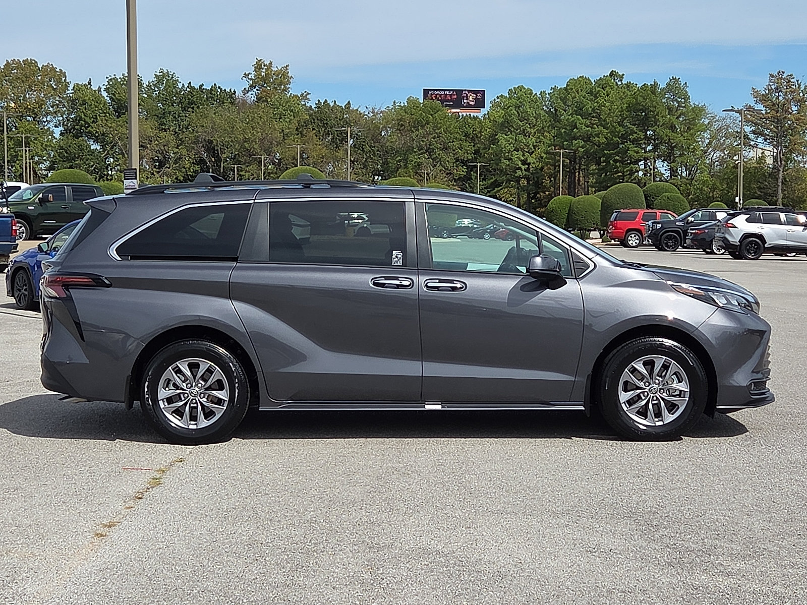 Used 2025 Toyota Sienna XLE FWD image 6