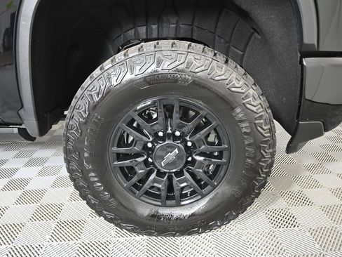 Used 2025 Chevrolet Silverado 2500 ZR2 w/ Technology Package image 12